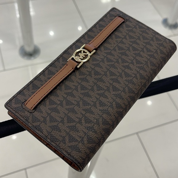 Michael Kors Reed Large Bifold Signature Snap Wallet Card Case 
Brown 
NWT - Picture 9 of 16